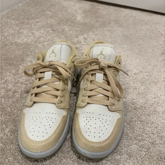 Jordan Air Sneakers in sand and White - Picture 2 of 9